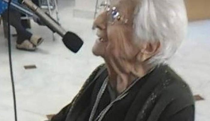 Γιατί αυτή η 103 ετών γιαγιά από τον Πειραιά έγινε viral; (βίντεο)