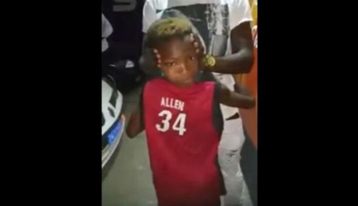 ΣΟΚΑΡΙΣΤΙΚΟ: Παιδάκι 10 ετών γυρίζει το κεφάλι του ανάποδα 180 μοίρες! (Βίντεο)