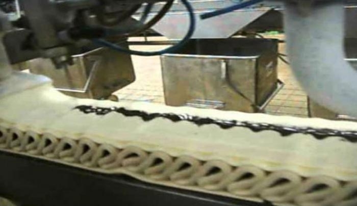 Eκπληκτικό βίντεο: Δείτε πως φτιάχνεται μέσα στο εργοστάσιο το παγωτό Viennetta!