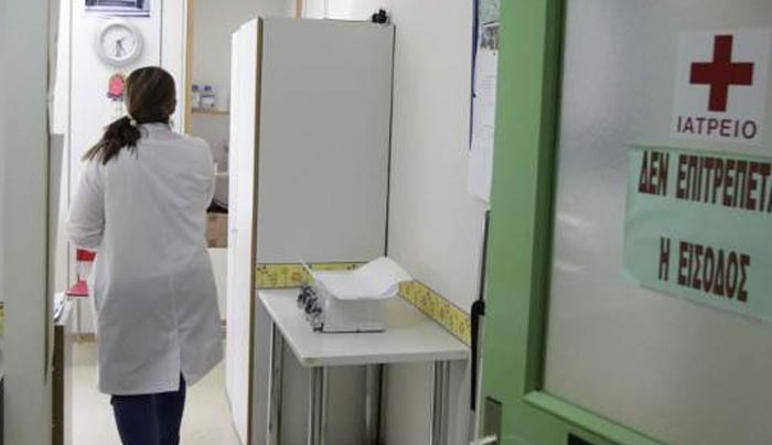 Ενας στους τρεις Ελληνες δίνει «φακελάκι» σε γιατρό -Από 200 έως 5.000 ευρώ