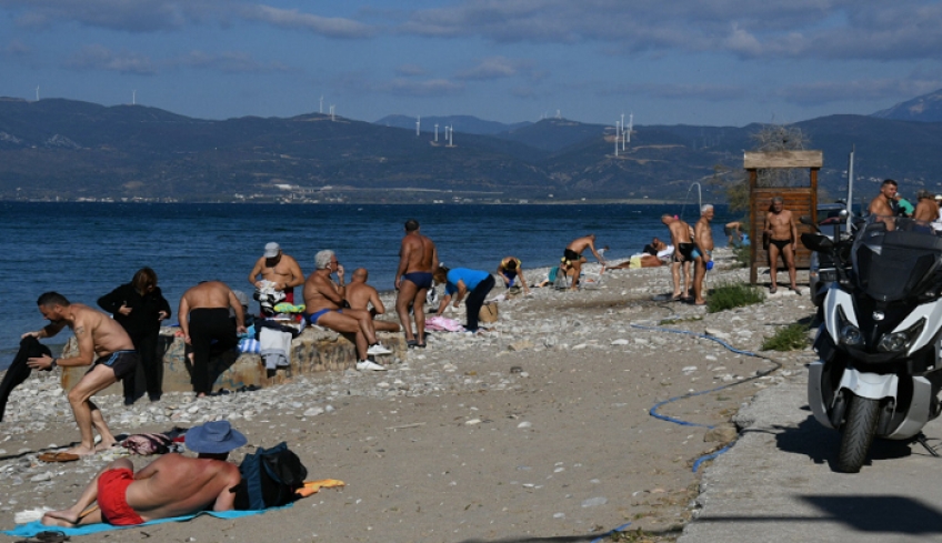 Γέμισε από κόσμο η πλαζ στην Πάτρα -Πήγαν για μπάνιο τη δεύτερη ημέρα του lockdown [εικόνες]