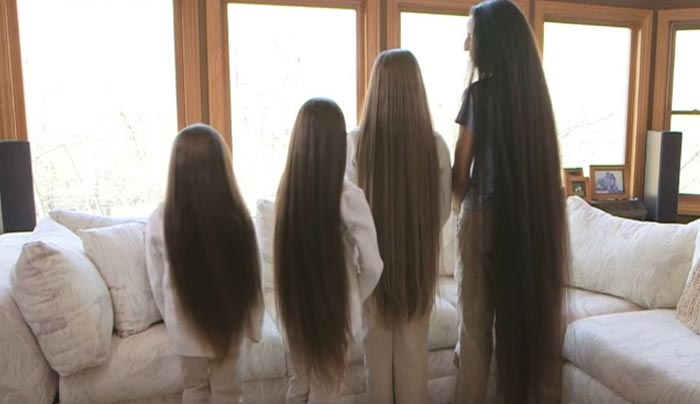 Μαμά και Κόρες, δεν έχουν κόψει ΠΟΤΕ τα μαλλιά τους. Μόλις γυρίσουν θα μείνετε άφωνοι… [Βίντεο]