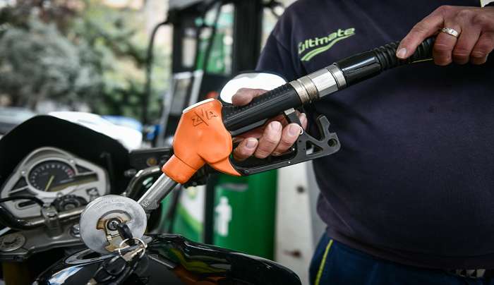 Ακριβή μου βενζίνη: Εχει αυξηθεί 40% και το καλοκαίρι στα νησιά μπορεί να φτάσει στα 3 ευρώ το λίτρο