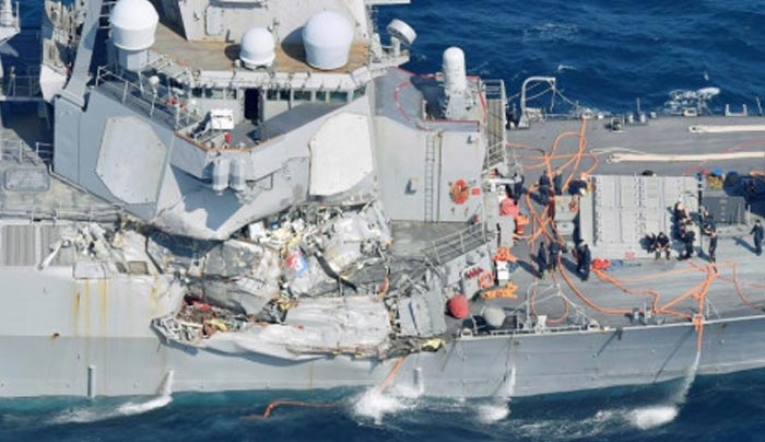 Αμερικανικό αντιτορπιλικό συγκρούστηκε με πλοίο στην Ιαπωνία! Επτά αγνοούμενοι, βάζει νερά το πολεμικό πλοίο!
