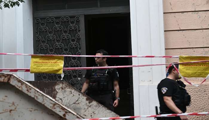 Σε κουτιά και μαύρες σακούλες το οπλοστάσιο από το Κολωνάκι: Tι εντόπισε η ΕΛΑΣ