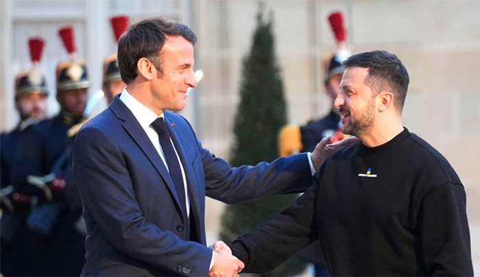 Πόλεμος στην Ουκρανία: Την περαιτέρω στρατιωτική ενίσχυση του Κιέβου συζήτησαν οι Μακρόν και Ζελένσκι