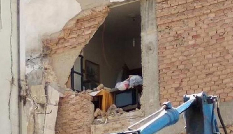 Πάτρα: Απίστευτο λάθος σε κατεδάφιση σπιτιού – Διέλυσαν και το διπλανό την ώρα που ο ιδιοκτήτης βρισκόταν μέσα [pics, video]