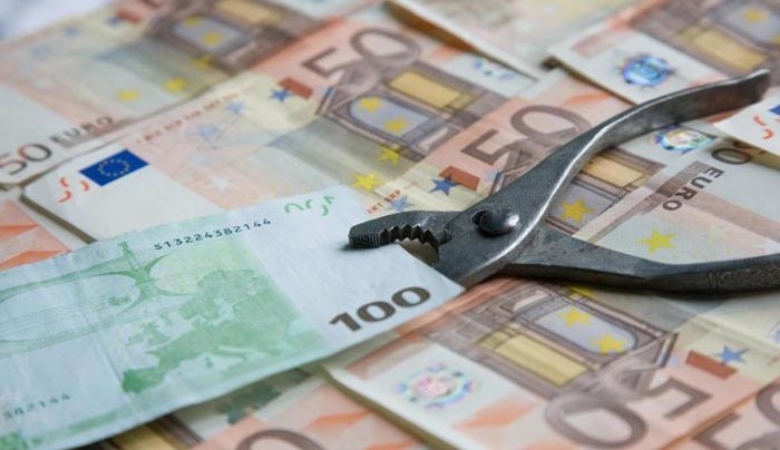 Περικοπές μεγατόνων: Ποια έξι προνοιακά επιδόματα κόβονται μαχαίρι