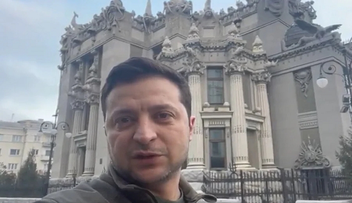 Πόλεμος στην Ουκρανία: Νέο μήνυμα Ζελένσκι από τους δρόμους του Κιέβου, «είμαι εδώ, δεν καταθέτουμε τα όπλα» (βίντεο)