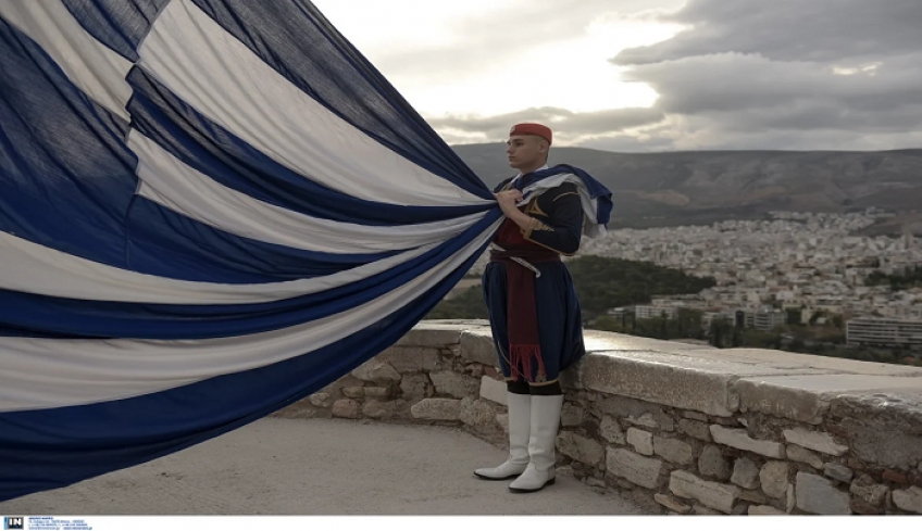 25η Μαρτίου: Ρίγη συγκίνησης στην τελετή έπαρσης της ελληνικής σημαίας στην Ακρόπολη (vid)