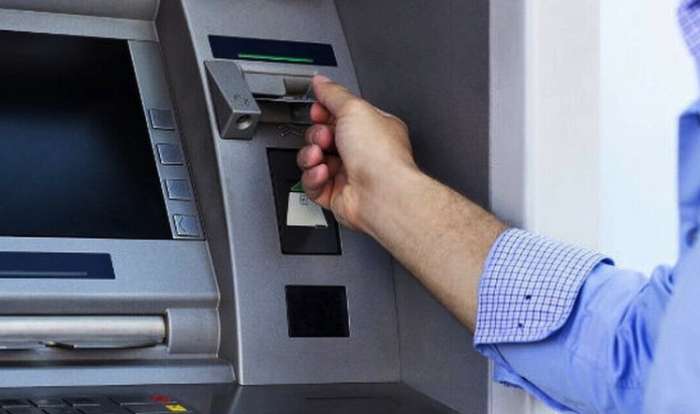 Μειώνεται η χρέωση για ανάληψη μετρητών από ΑΤΜ άλλης τράπεζας