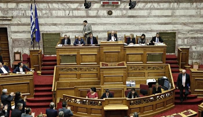Βουλευτές και υπουργοί χάνουν έως 1.000 ευρώ τον μήνα