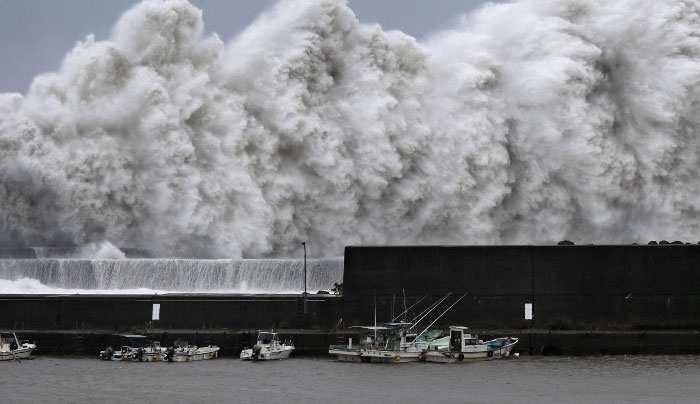 Η Ιαπωνία πλήττεται από τον σφοδρότερο τυφώνα των τελευταίων 25 ετών