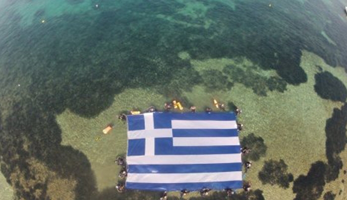 H μεγαλύτερη υποβρύχια Ελληνική σημαία στο βυθό της Σάμου (Video)