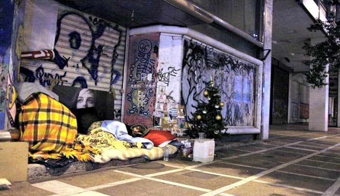 Ο άστεγος της Αθήνας που στόλισε χριστουγεννιάτικο δέντρο και έγινε viral