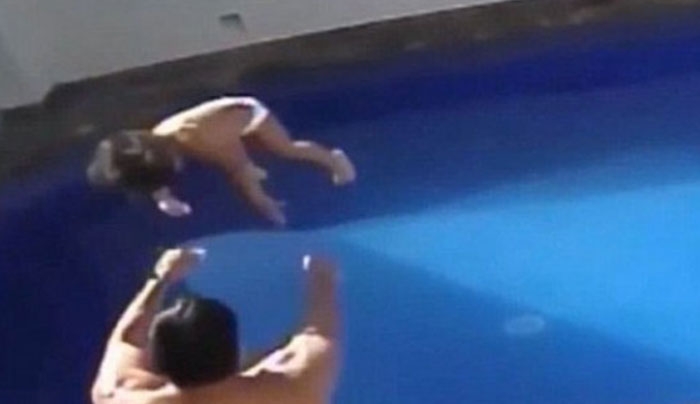 Video σοκ: Πνίγει στην πισίνα την 3χρονη θετή του κόρη!