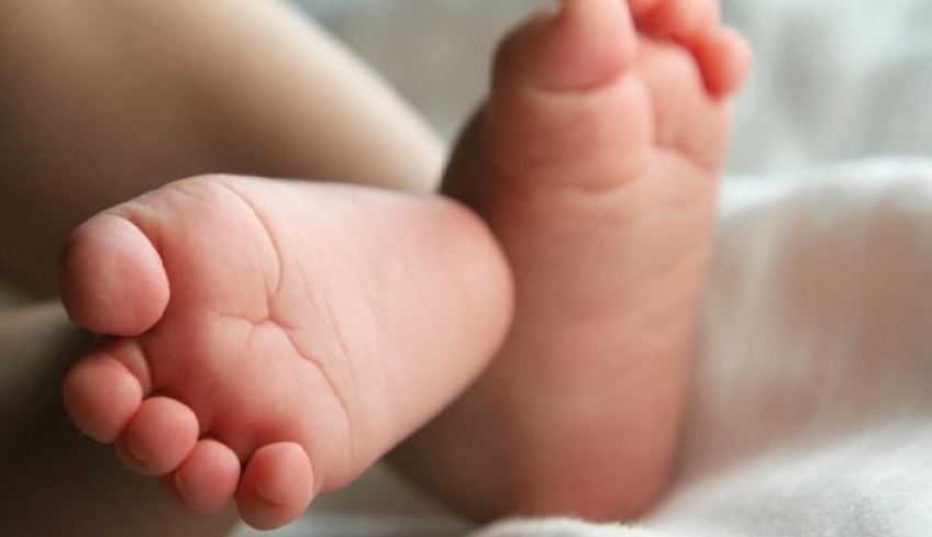 Τι έδειξε η ιατροδικαστική εξέταση για το βρέφος που έσβησε στην αγκαλιά της μητέρας του