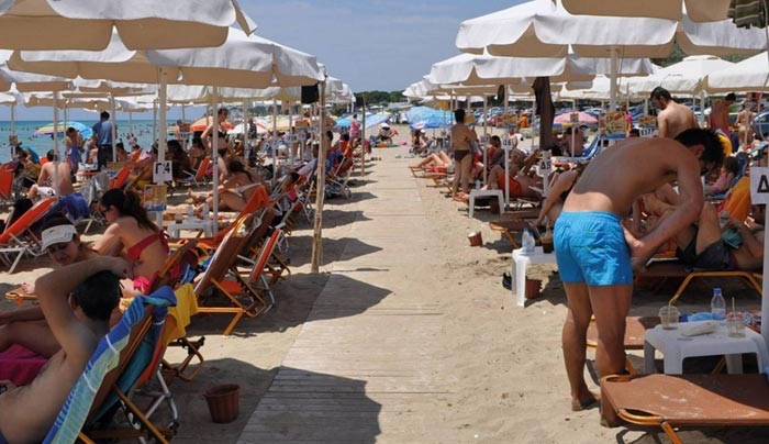 Φόρο και στην χρήση ξαπλώστρας στην παραλία επέβαλε η τρόικα