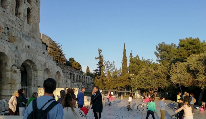 'Ερευνα: Αισιόδοξοι οι Έλληνες, βλέπουν «φυσιολογική κανονικότητα» τον Σεπτέμβριο