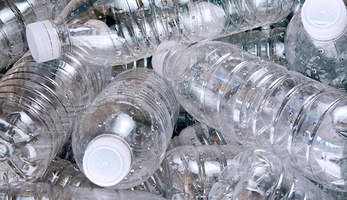 Γεμίζετε πολλές φορές το ίδιο πλαστικό μπουκάλι; Δείτε έναν κίνδυνο που δεν ξέρατε…