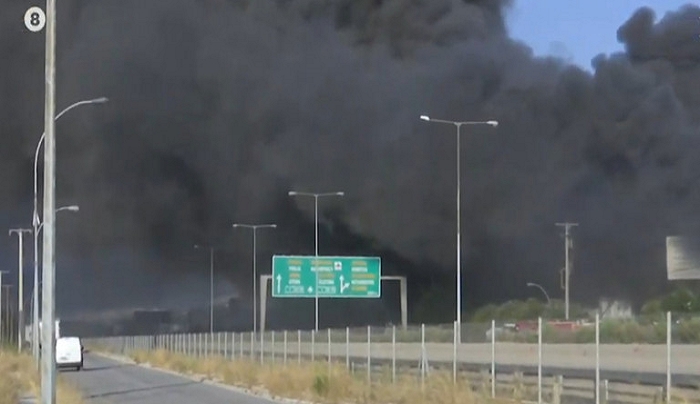Φωτιά σε εργοστάσιο στη Μεταμόρφωση, μαύρος καπνός σκέπασε την περιοχή -Κλειστή η Αθηνών-Λαμίας