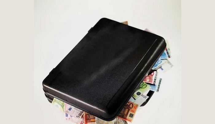 Υπουργός Αμυνας πήρε μίζα 7,9 εκατ. ευρώ για εξοπλιστικά προγράμματα