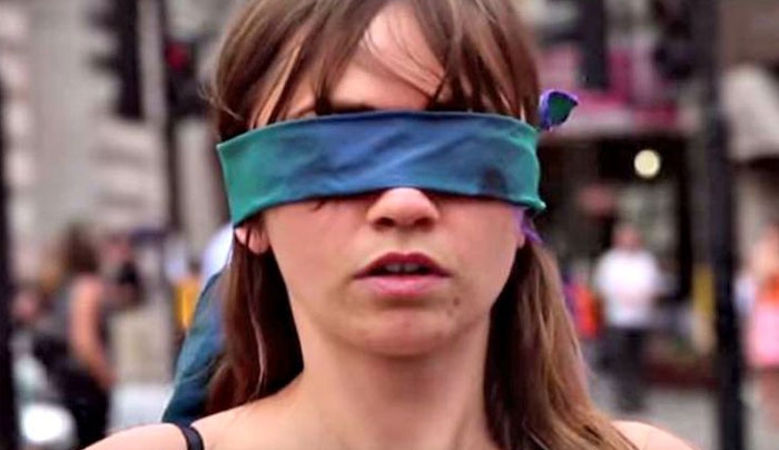 Γιατί αυτή η γυναίκα στήθηκε ημίγυμνη και με μάτια δεμένα στο κέντρο του Λονδίνου; (Βίντεο)