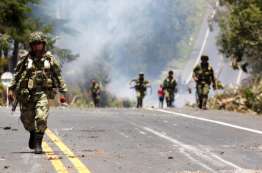 Κολομβία: Τουλάχιστον οκτώ νεκροί και 17 τραυματίες σε ευρείας κλίμακας επιχείρηση του στρατού εναντίον οργάνωσης διαφωνούντων