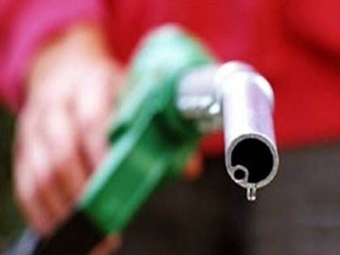 Γιατί δεν πέφτει όσο θα έπρεπε η τιμή της βενζίνης