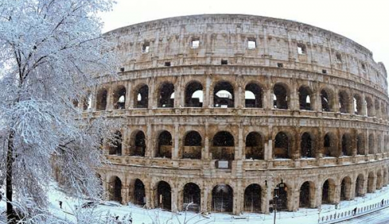 Πρωτοφανής χιονοθύελλα στη Ρώμη – Στα λευκά το Κολοσσαίο [εικόνες]