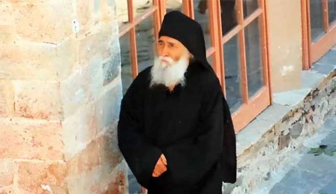 Τα φετινά Χριστούγεννα ας θυμηθούμε τι έλεγε ο Άγιος Πορφύριος