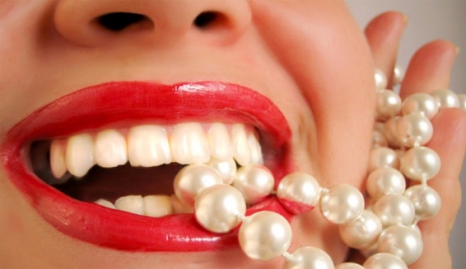 Λευκά δόντια με φυσικό τρόπο; Και όμως γίνεται!