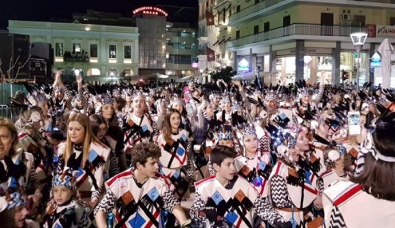 Πατρινό καρναβάλι: Πάνω από 30.000 μασκαρεμένοι ξεχύθηκαν στους δρόμους της πόλης [εικόνες &amp; βίντεο]