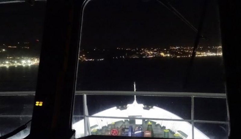 Σύρος: Η μανούβρα και το ταξίδι του πλοίου στα 10 μποφόρ – Ο καπετάνιος που ξέρει καλά από δυσκολίες – video