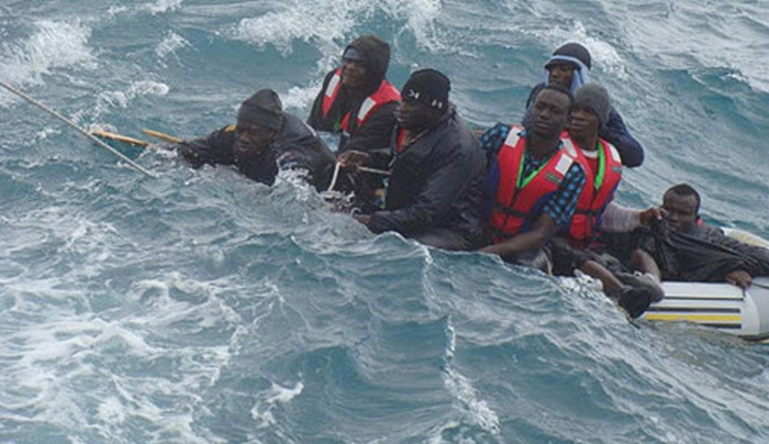 Έσκισαν τις λέμβους και έπεσαν στην θάλασσα τα ξημερώματα 95 παράνομοι μετανάστες έξω από την Κω