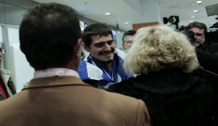 «Πάτησε» Ελλάδα ο 20χρονος Έλληνας ναυτικός που ήταν όμηρος πειρατών στο Τογκό