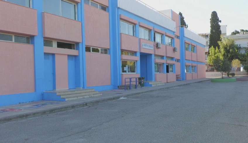 Για άλλη μία φορά βανδαλισμοί, απρεπή μηνύματα στους τοίχους και σκουπίδια στον αύλειο χώρο του 4ου Δημοτικού