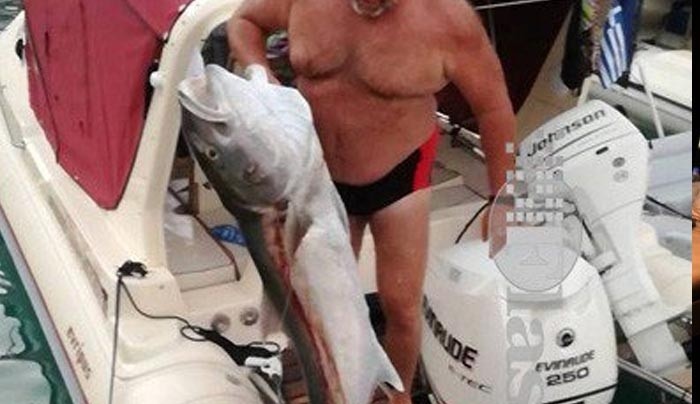 Χανιά: Το ψάρι των 30 κιλών που έγινε πόλος έλξης – Ο απίθανος τρόπος που έπεσε στα χέρια του ψαρά [φωτο]