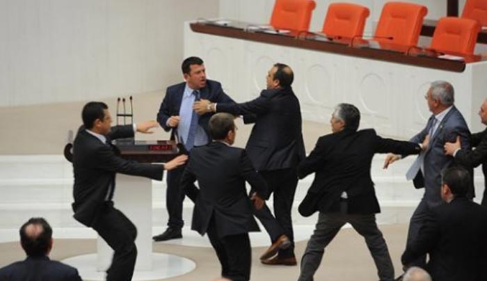 Νέες συμπλοκές στην τουρκική Εθνοσυνέλευση - ΒΙΝΤΕΟ