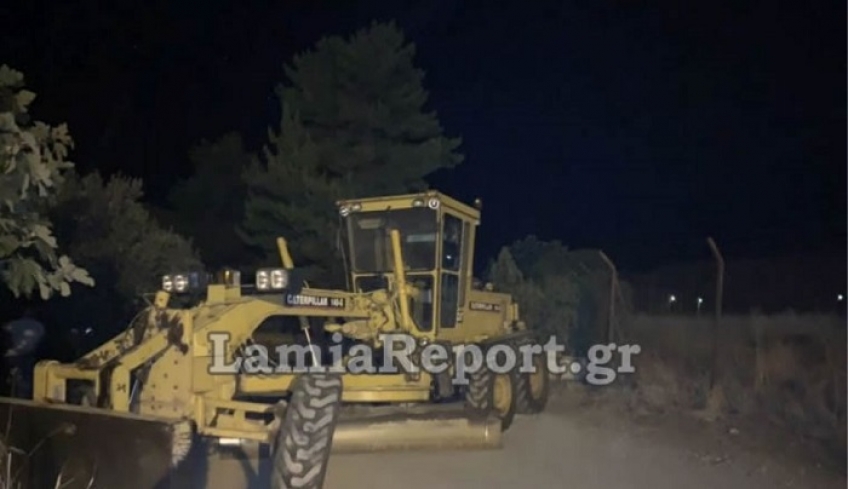 Αντιδράσεις για το hot spot στον Καραβόμυλο: Κάτοικοι έκλεισαν τον δρόμο με μπουλντόζα