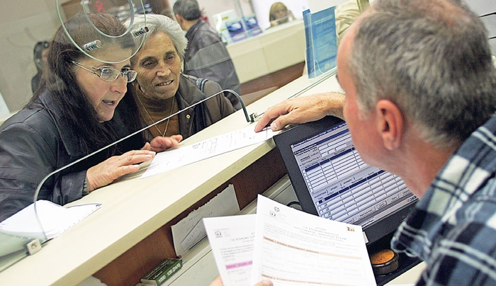 Έρχονται μεγαλύτερες μειώσεις στις συντάξεις – Πόσο θα πέσουν ως τον Δεκέμβριο