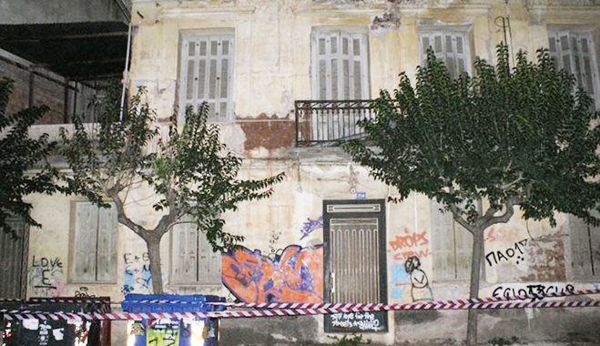 Αίγιο: Ρωγμές σε τοίχους και σπασμένες τζαμαρίες άφησαν τα 4,8 Ρίχτερ (φωτογραφίες)