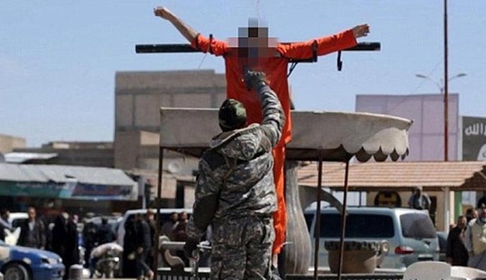 Νέα κτηνωδία του ISIS: Σταύρωσαν και πυροβόλησαν δύο άνδρες που κατηγορήθηκαν για κατασκοπεία
