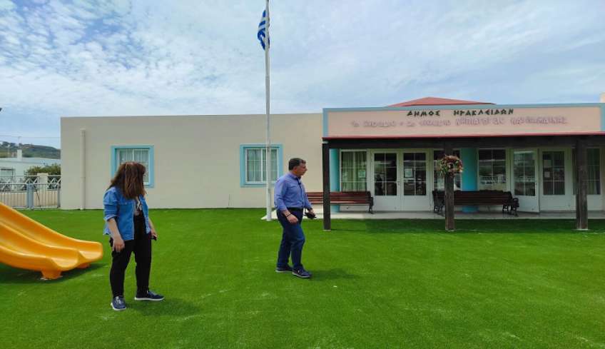 Τοποθετήθηκε ο χλοοτάπητας στην αυλή του 1ου και 2ου Νηπιαγωγείου Καρδάμαινας