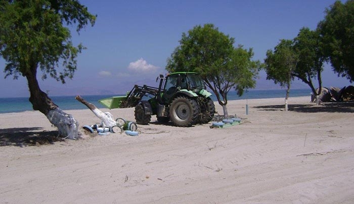 Εργασίες διάστρωσης και προετοιμασίας των παραλιών σε όλο το νησί από το Δήμο Κω (Φωτό)