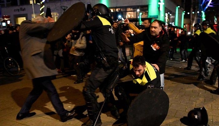Σκληρός «πόλεμος» Τουρκίας - Ολλανδίας: Μάχες στο προξενείο, απέλασαν Τουρκάλα υπουργό (φωτό)