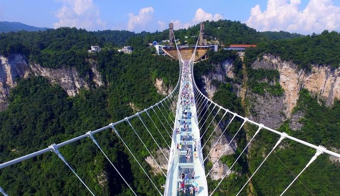 Πρεμιέρα για τη μεγαλύτερη γυάλινη γέφυρα στον κόσμο - ΒΙΝΤΕΟ - ΦΩΤΟ