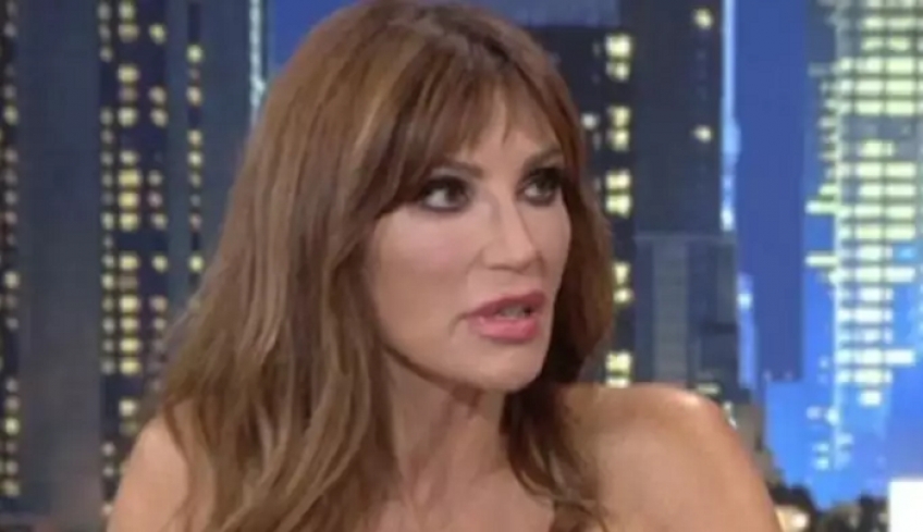 Βίκυ Χατζηβασιλείου: “Ανοίγει το πακέτο και παγώνει η παραλήπτρια που ήταν επώνυμη κυρία”
