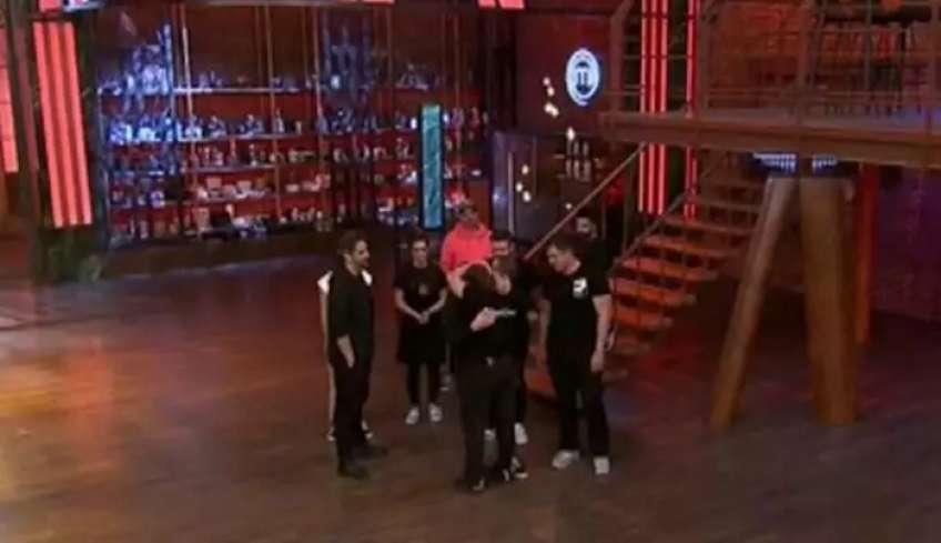 MasterChef: Ηττήθηκαν οι κόκκινοι – Αυτός ο παίκτης αποχώρησε