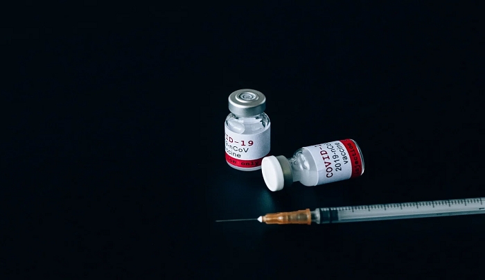 FDA: Δεν έχει διαπιστωθεί αιτιώδης συνάφεια μεταξύ θρομβώσεων και του εμβολίου της Johnson&Johnson